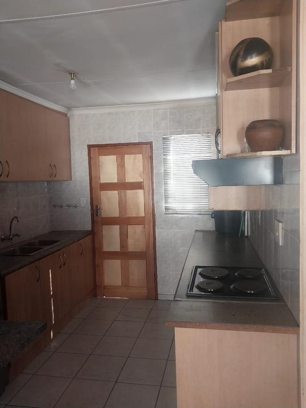 4 Bedroom Property for Sale in Clayville Gauteng