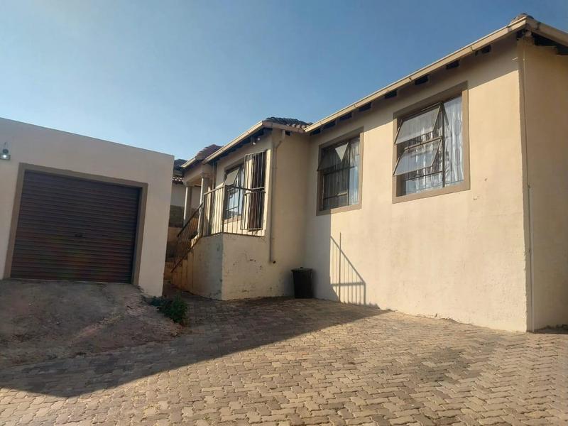 4 Bedroom Property for Sale in Clayville Gauteng