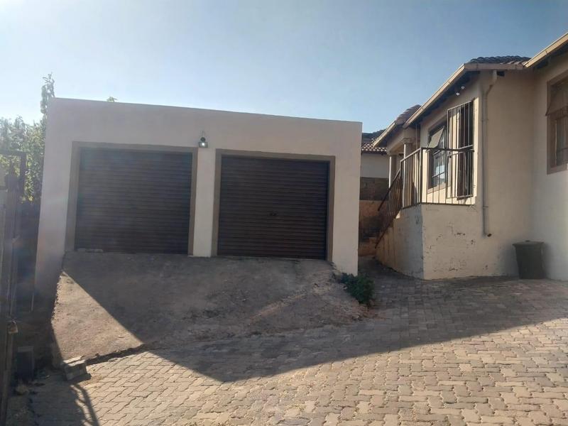 4 Bedroom Property for Sale in Clayville Gauteng