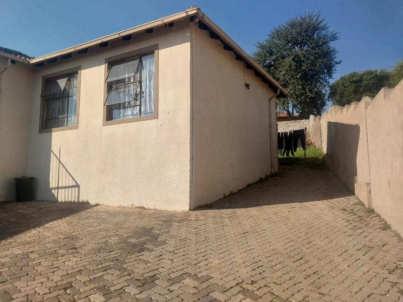 4 Bedroom Property for Sale in Clayville Gauteng