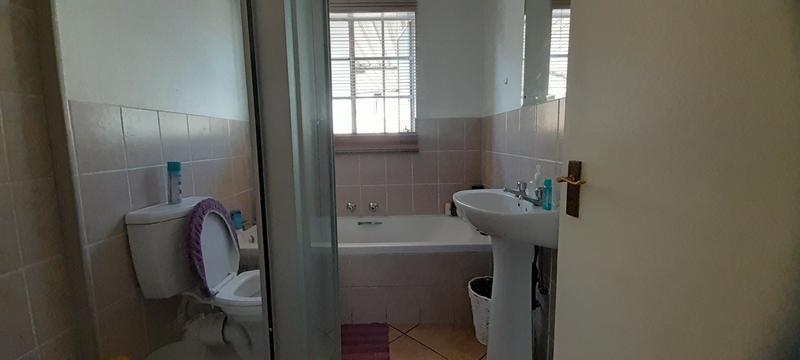 To Let 2 Bedroom Property for Rent in Helikonpark Gauteng