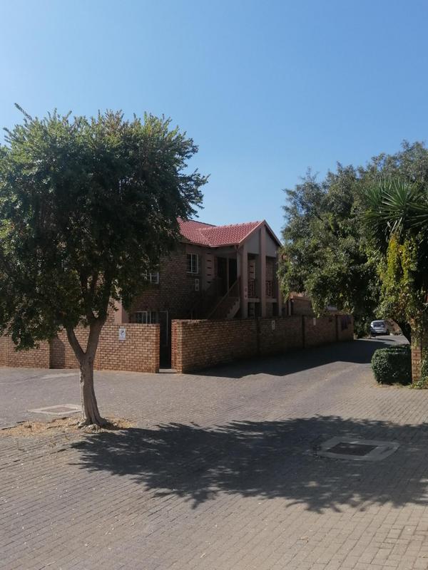 2 Bedroom Property for Sale in Rooihuiskraal North Gauteng