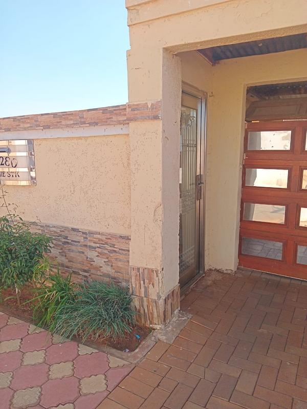 3 Bedroom Property for Sale in Protea Glen R 800 000. 25 May 2024