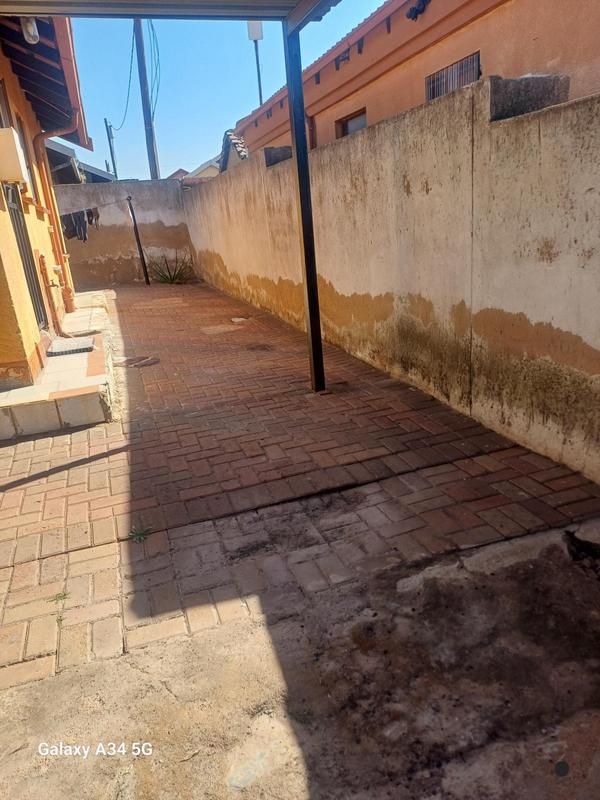 2 Bedroom Property for Sale in Clayville Gauteng