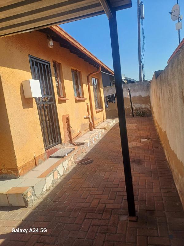 2 Bedroom Property for Sale in Clayville Gauteng