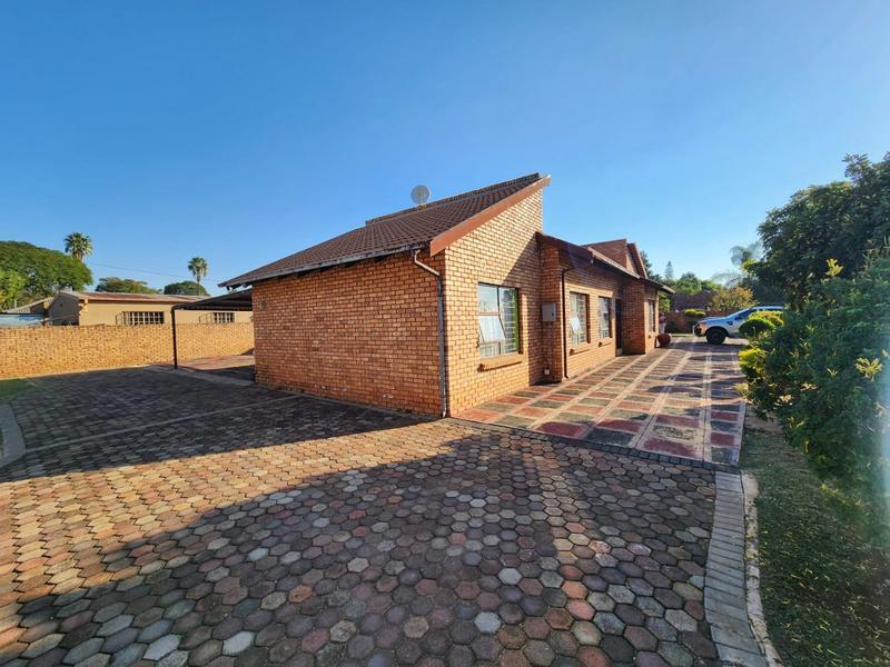 5 Bedroom Property for Sale in The Orchards Gauteng