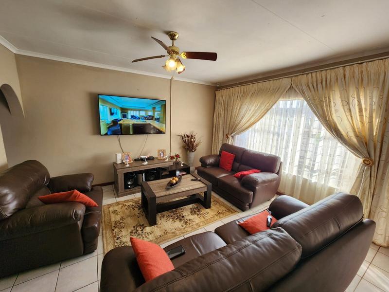 5 Bedroom Property for Sale in The Orchards Gauteng