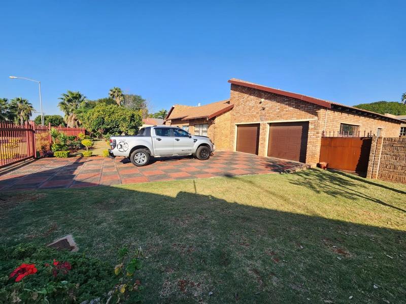 5 Bedroom Property for Sale in The Orchards Gauteng