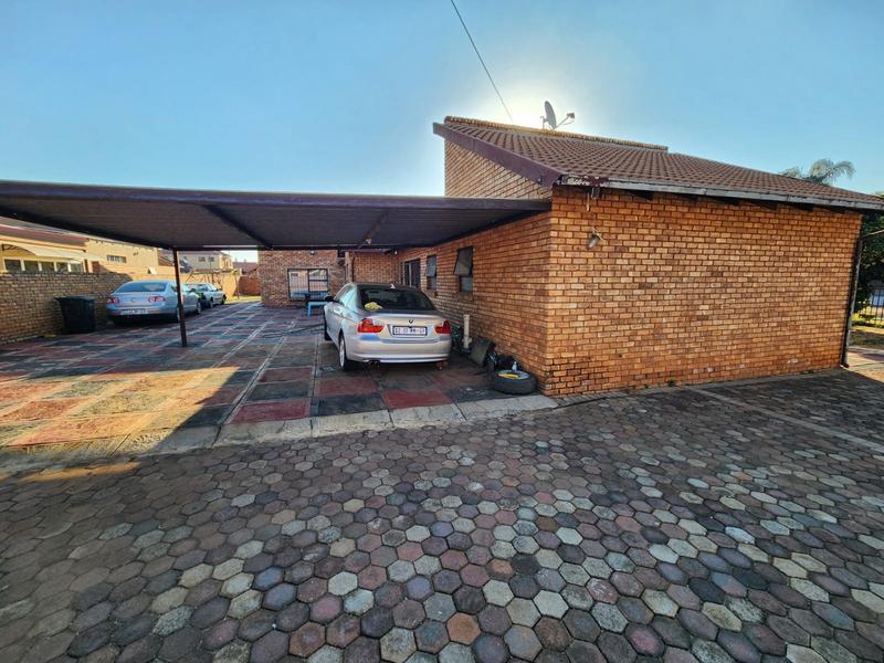 5 Bedroom Property for Sale in The Orchards Gauteng