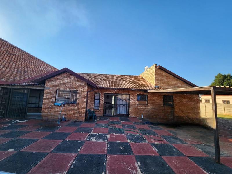 5 Bedroom Property for Sale in The Orchards Gauteng