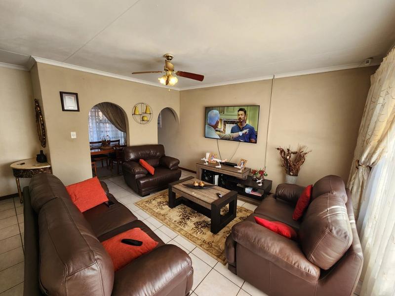 5 Bedroom Property for Sale in The Orchards Gauteng