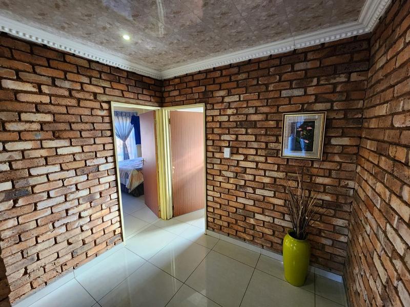 5 Bedroom Property for Sale in The Orchards Gauteng