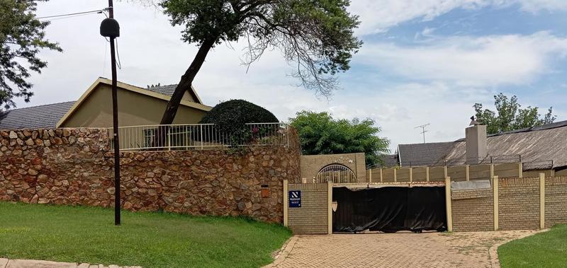 5 Bedroom Property for Sale in Quellerina Gauteng