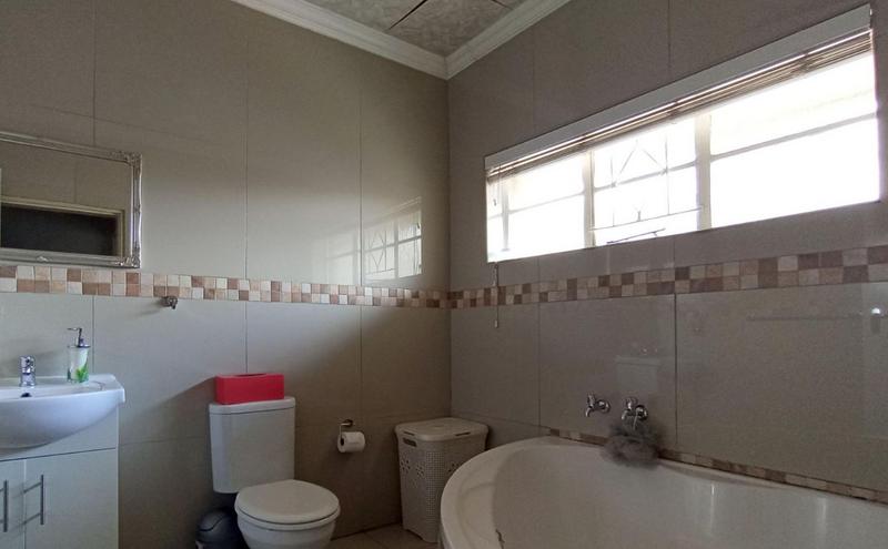 5 Bedroom Property for Sale in Quellerina Gauteng