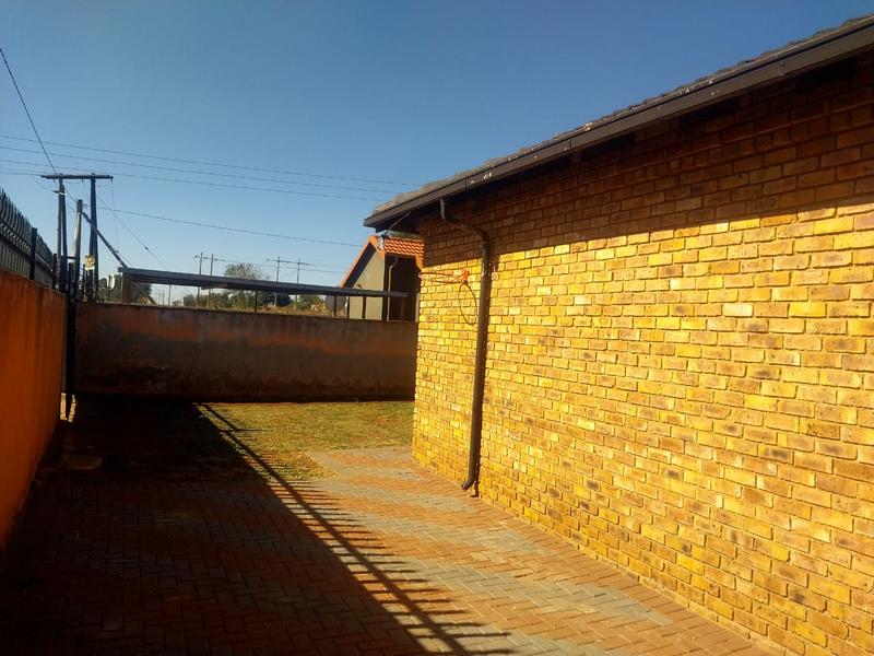 3 Bedroom Property for Sale in Clayville Gauteng