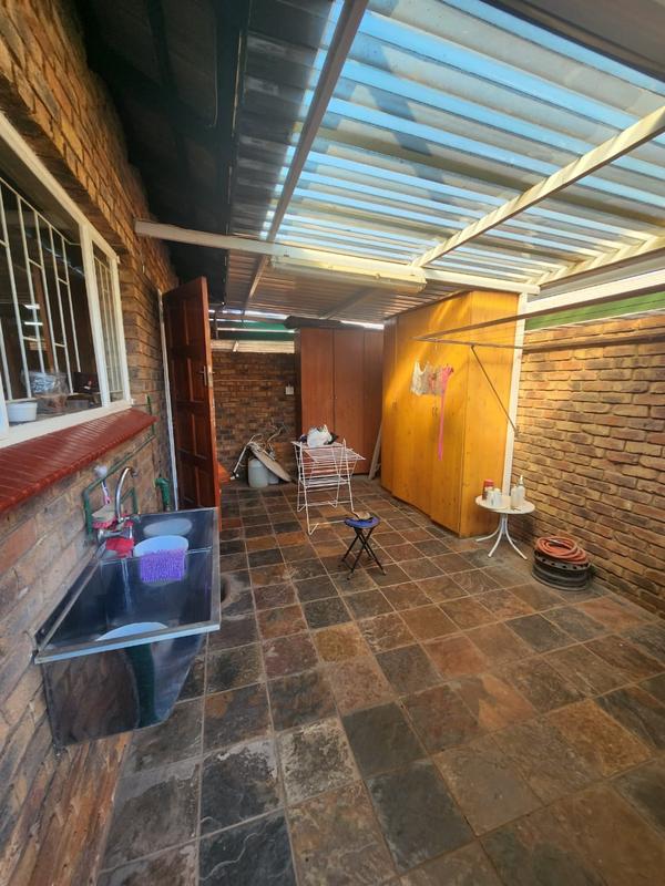 5 Bedroom Property for Sale in Erasmia Gauteng