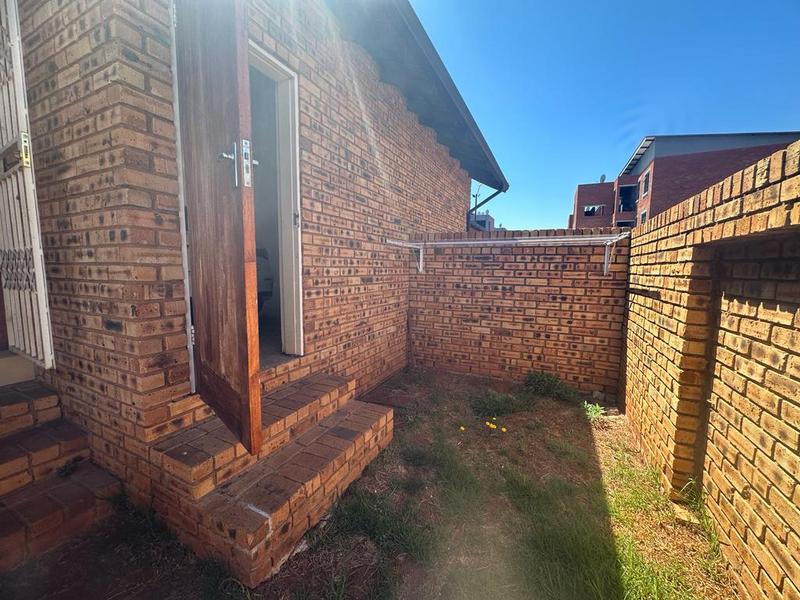 2 Bedroom Property for Sale in Witpoortjie Gauteng