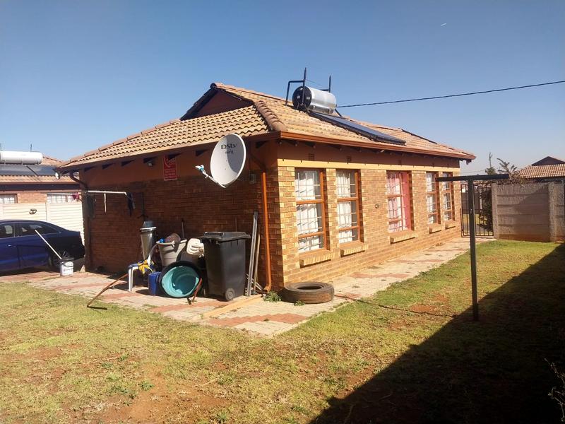 3 Bedroom Property for Sale in Clayville Gauteng