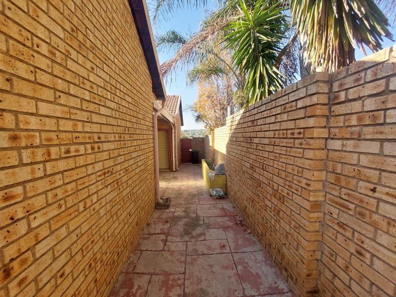 4 Bedroom Property for Sale in Thatchfield Gauteng