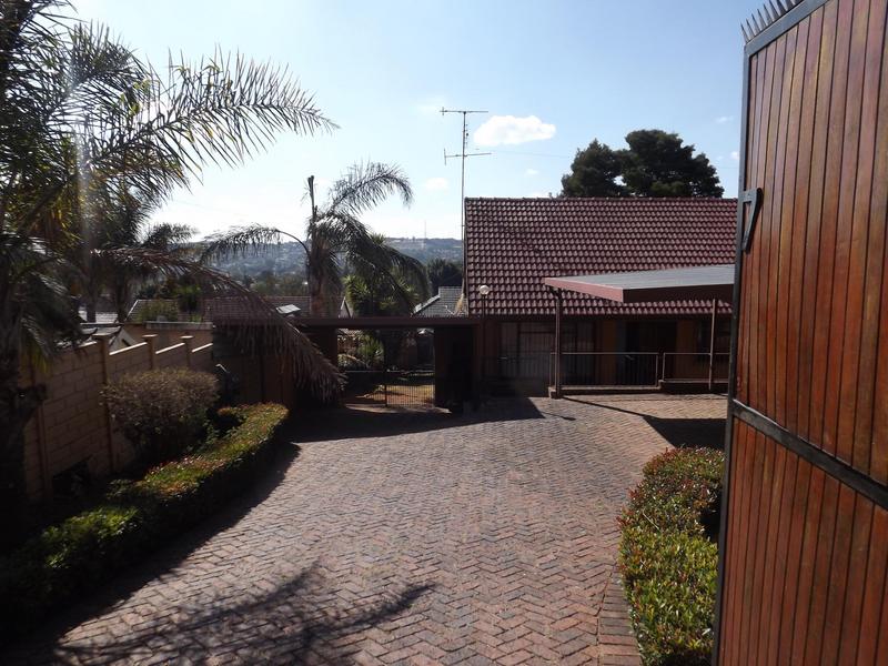 To Let 3 Bedroom Property for Rent in Wilro Park Gauteng