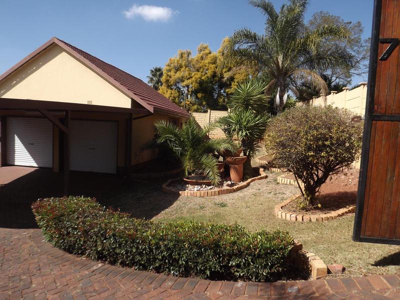 To Let 3 Bedroom Property for Rent in Wilro Park Gauteng