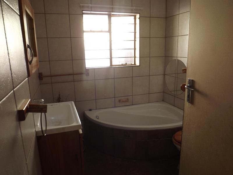 To Let 3 Bedroom Property for Rent in Wilro Park Gauteng