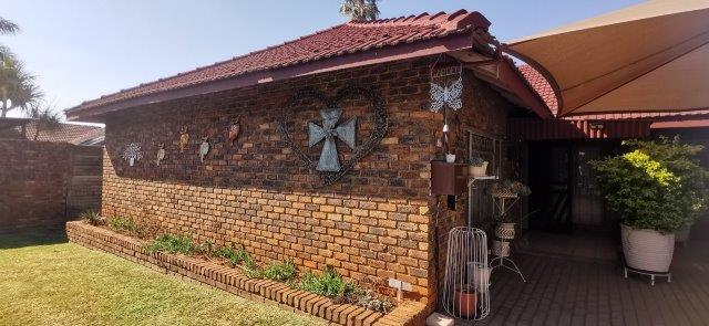 5 Bedroom Property for Sale in Dorandia Gauteng