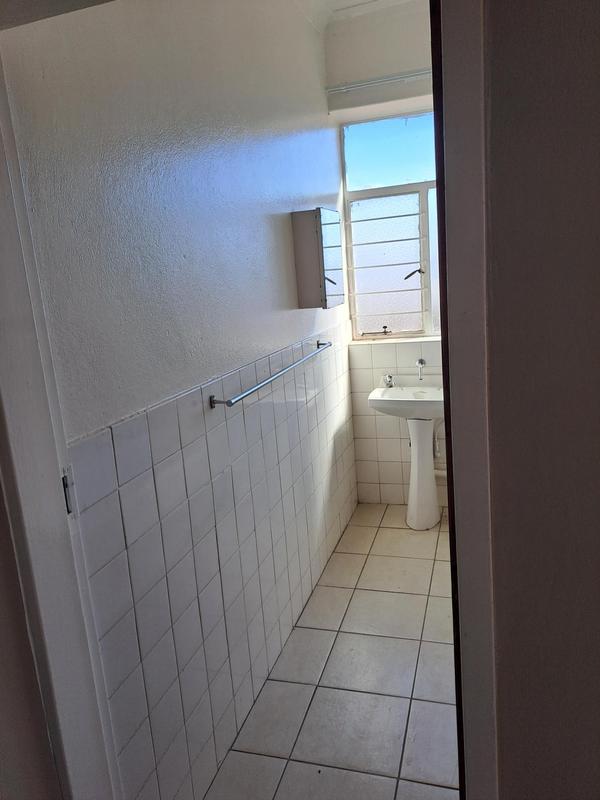 To Let 2 Bedroom Property for Rent in Florida Lake Gauteng