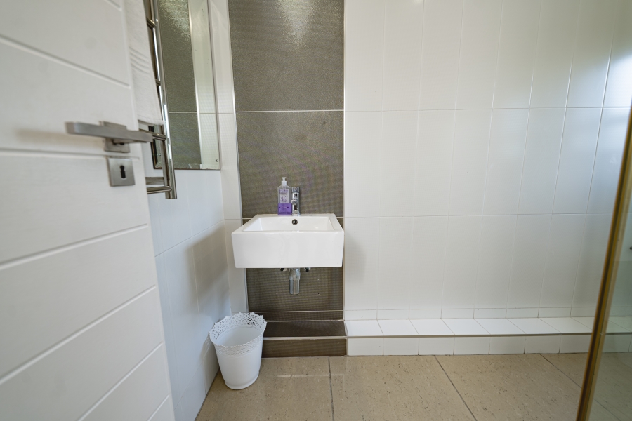 5 Bedroom Property for Sale in Tinley Manor KwaZulu-Natal