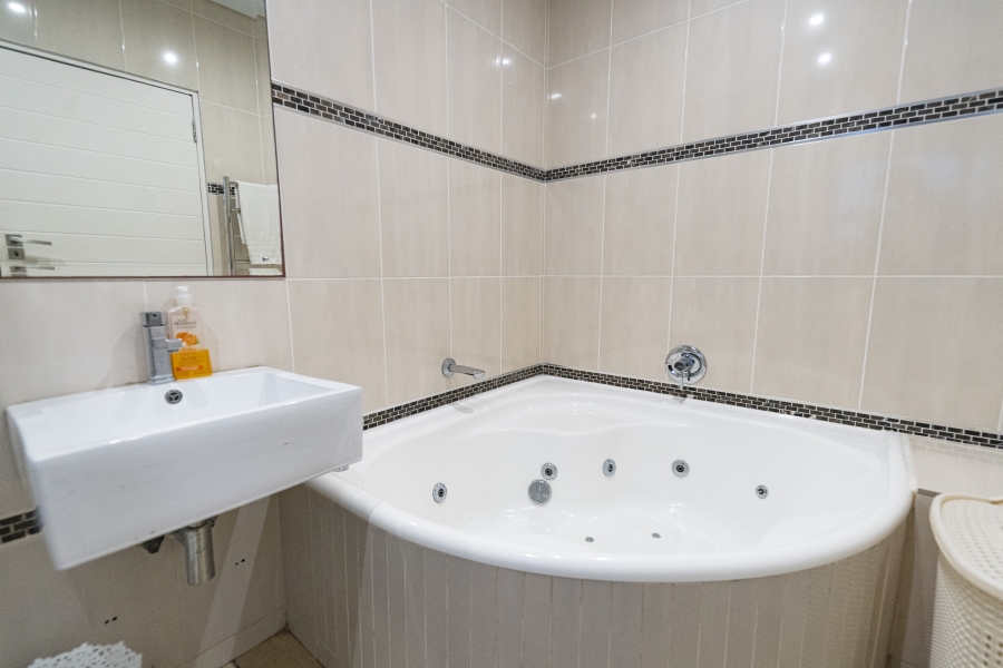 5 Bedroom Property for Sale in Tinley Manor KwaZulu-Natal