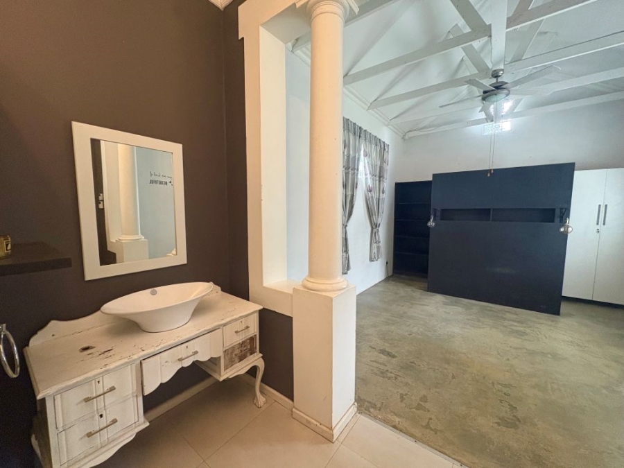 5 Bedroom Property for Sale in Umtentweni KwaZulu-Natal
