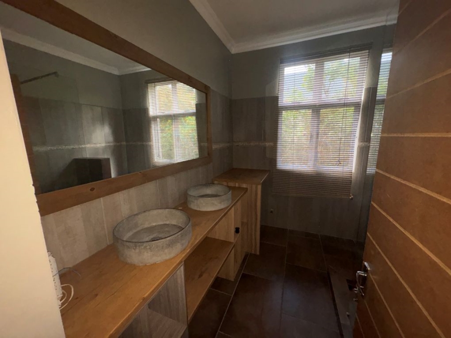 5 Bedroom Property for Sale in Umtentweni KwaZulu-Natal
