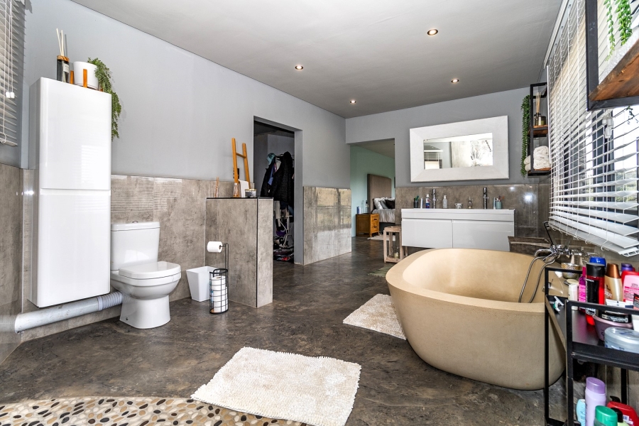 6 Bedroom Property for Sale in Crestholme KwaZulu-Natal