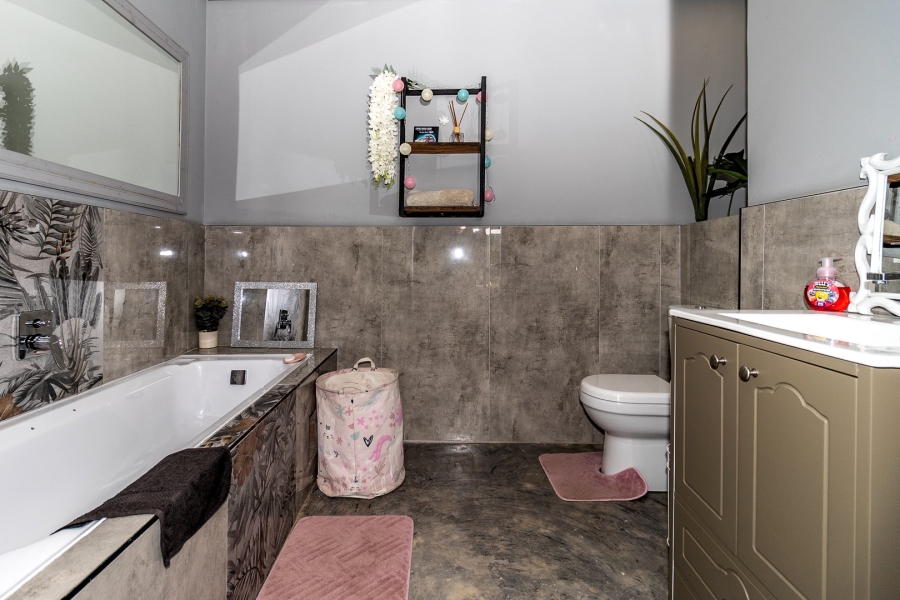 6 Bedroom Property for Sale in Crestholme KwaZulu-Natal