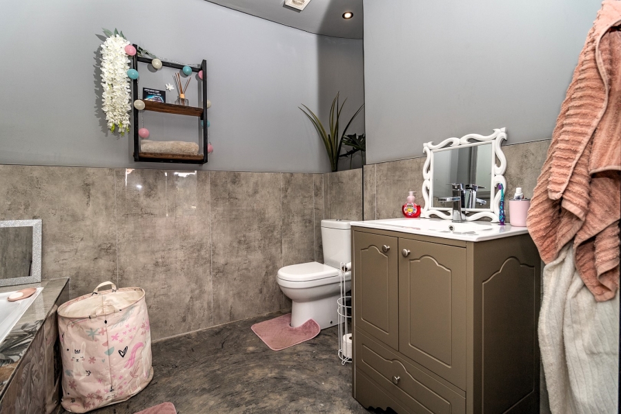 6 Bedroom Property for Sale in Crestholme KwaZulu-Natal