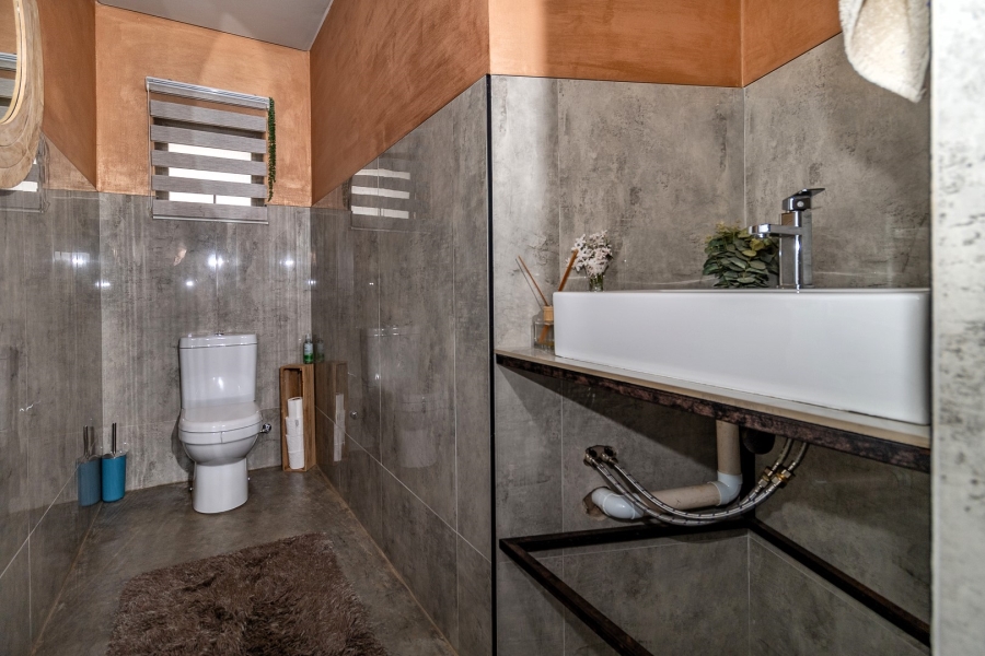 6 Bedroom Property for Sale in Crestholme KwaZulu-Natal