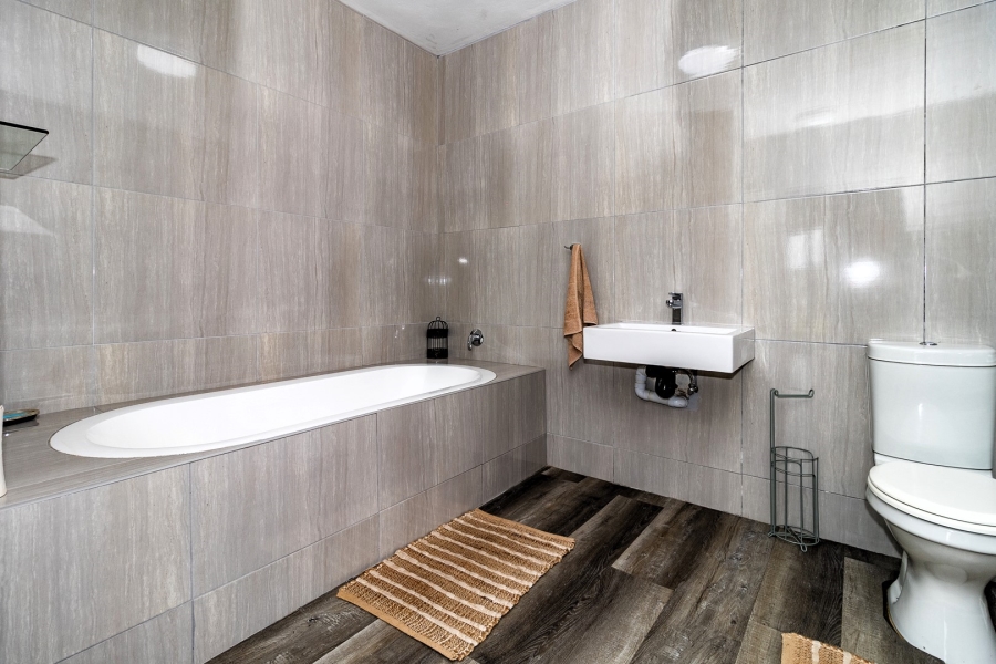 6 Bedroom Property for Sale in Crestholme KwaZulu-Natal