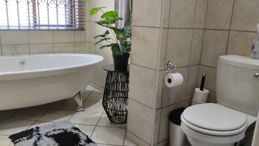To Let 4 Bedroom Property for Rent in Dawncliffe KwaZulu-Natal