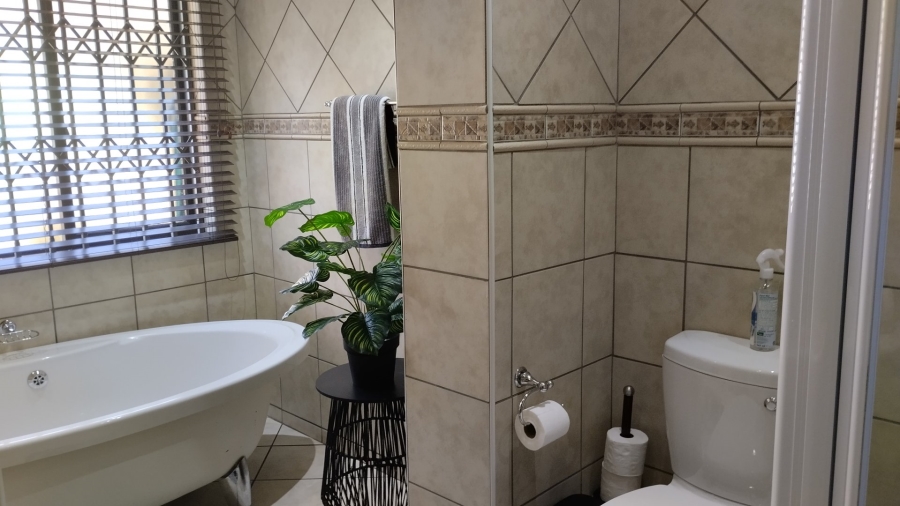 To Let 4 Bedroom Property for Rent in Dawncliffe KwaZulu-Natal