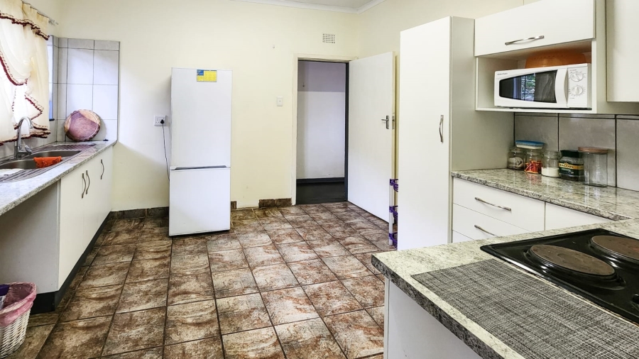 6 Bedroom Property for Sale in Uvongo KwaZulu-Natal