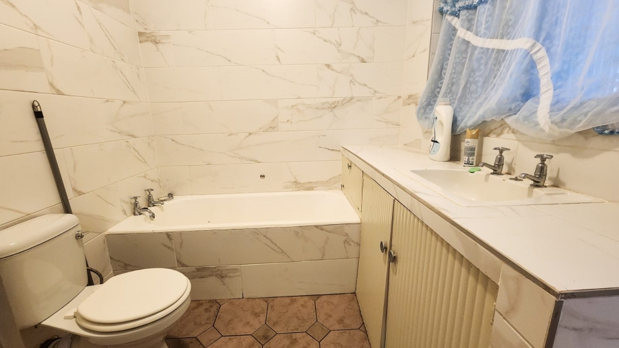 6 Bedroom Property for Sale in Uvongo KwaZulu-Natal