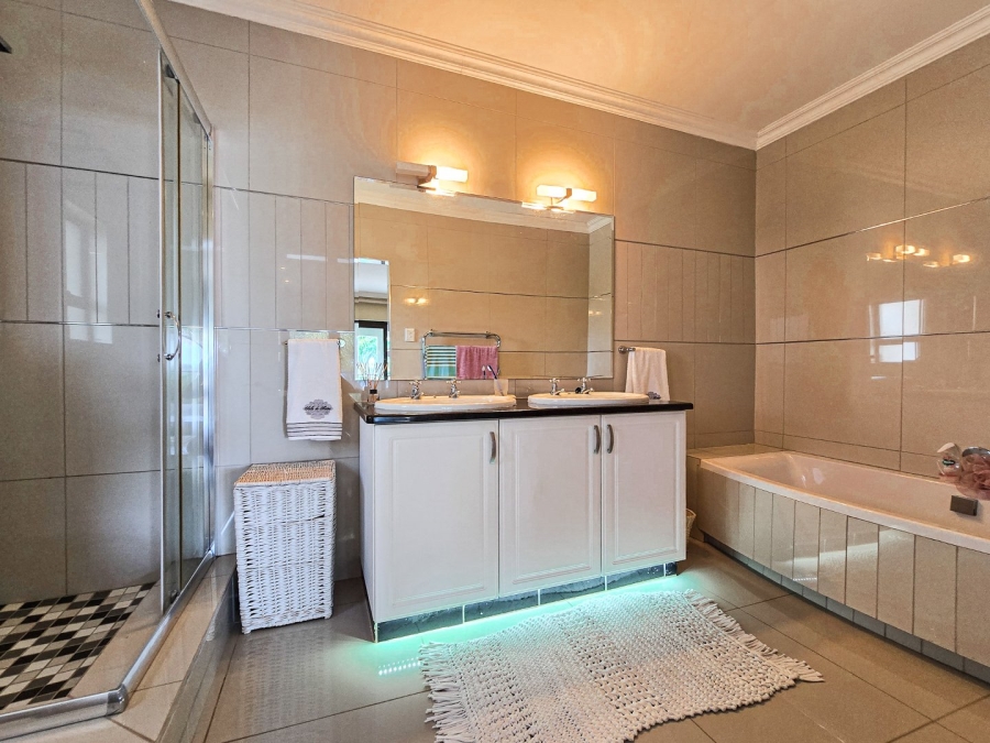 5 Bedroom Property for Sale in Shelly Beach KwaZulu-Natal