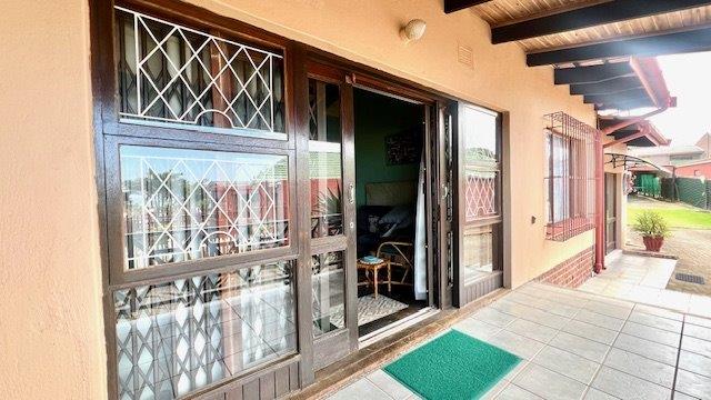 5 Bedroom Property for Sale in Manaba Beach KwaZulu-Natal