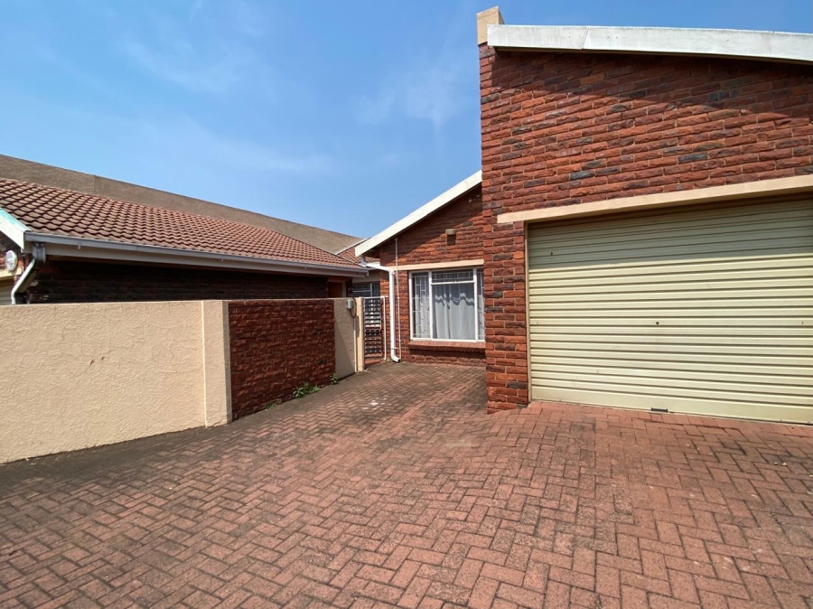 2 Bedroom Property for Sale in Huttenheights KwaZulu-Natal