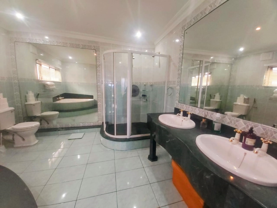 5 Bedroom Property for Sale in Treasure Beach KwaZulu-Natal