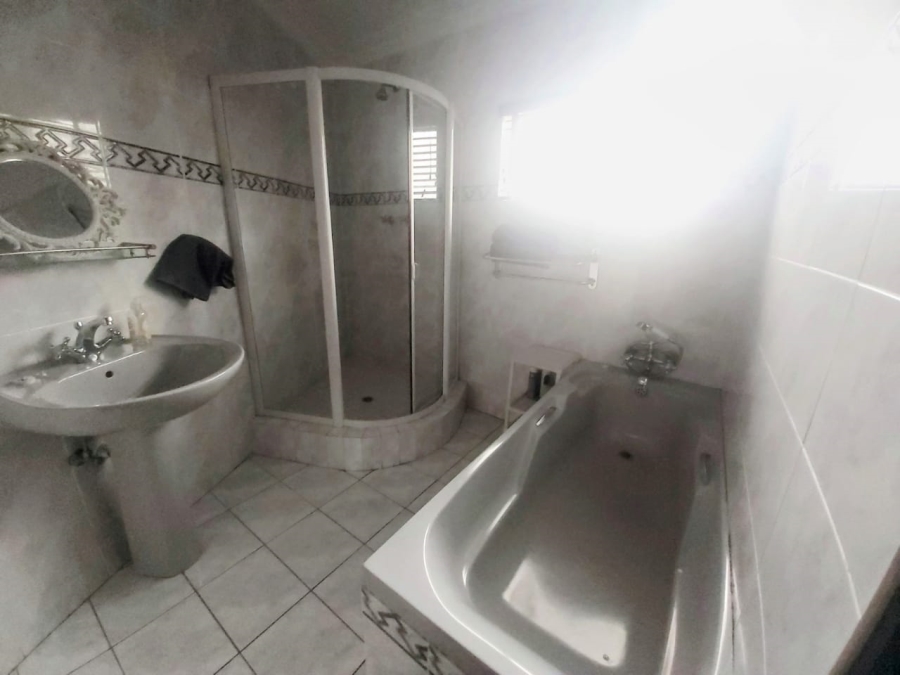 5 Bedroom Property for Sale in Treasure Beach KwaZulu-Natal