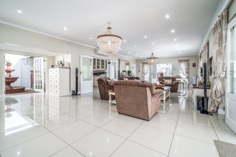 6 Bedroom Property for Sale in Kloof KwaZulu-Natal