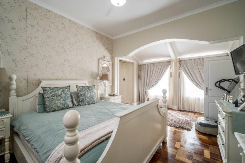 6 Bedroom Property for Sale in Kloof KwaZulu-Natal