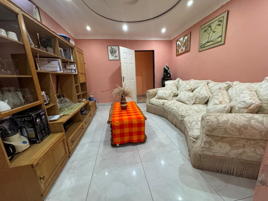 5 Bedroom Property for Sale in Mpophomeni KwaZulu-Natal