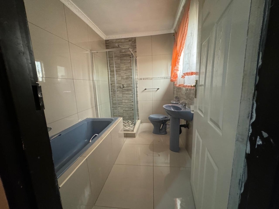 5 Bedroom Property for Sale in Mpophomeni KwaZulu-Natal